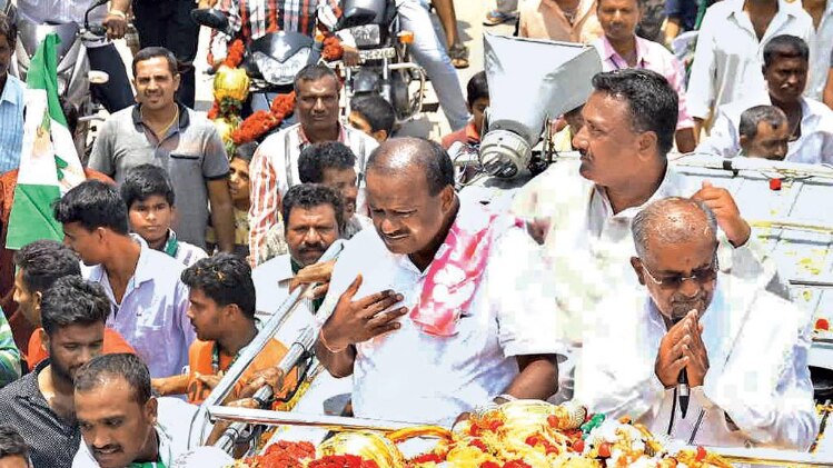 मोर्चे पर चामुंडेश्वरी में प्रचार के दौरान कुमारस्वामी (बाएं)