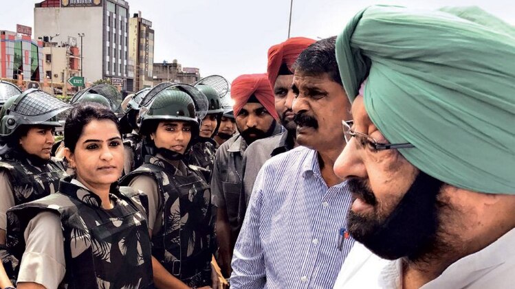 बढ़ती सुरक्षाः मुख्यमंत्री अमरिंदर सिंह जिरकपुर-पंचकूला सीमा पर अर्धसैनिक बलों और पंजाब पुलिस क