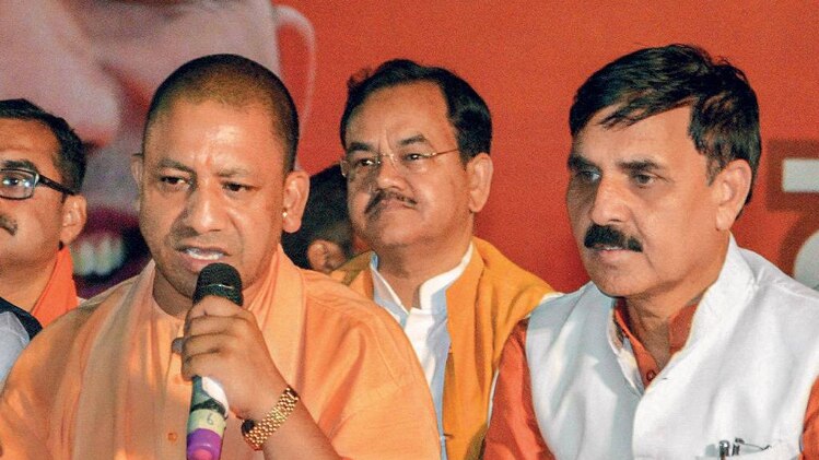  जनता के बीच प्रतापगढ़ में चौपाल के दौरान मुख्यमंत्री योगी आदित्यनाथ