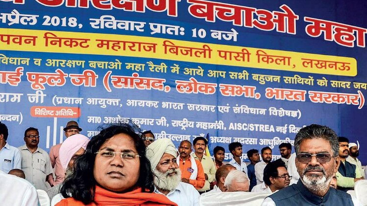 हक के लिएः अपनी ही सरकार के खिलाफ रैली में भाजपा सांसद फुले 