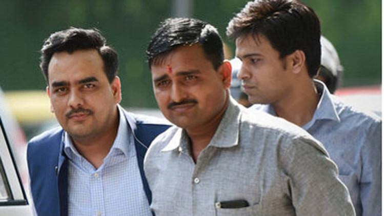 उपेंद्र राय (सबसे बांये)