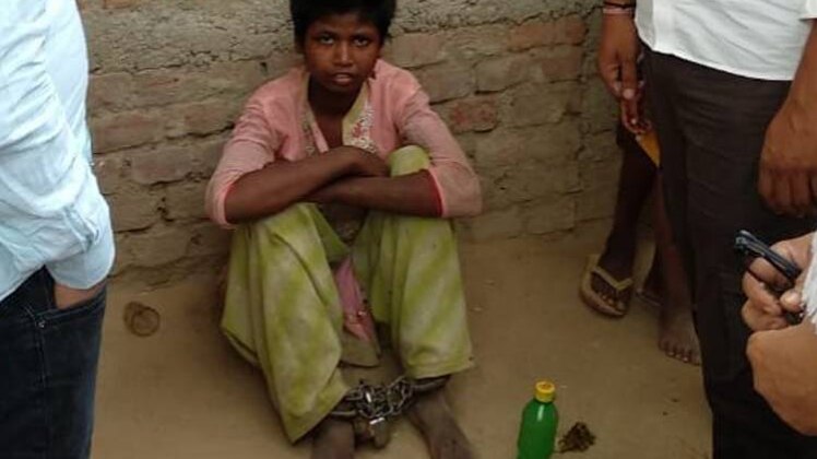 जंजीर में जकड़ी लड़की