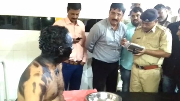 चुनाव अधिकारी के चेहरे पर पोती कालिख