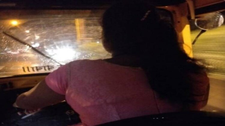 मुंबई में आधी रात को ऑटो चलाती महिला