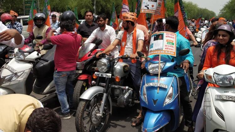 दिल्ली में बिना हेल्मेट रैली में शामिल हुए युवा