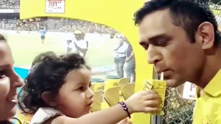 धोनी को फ्रूटी पिलाते हुए जीवा 