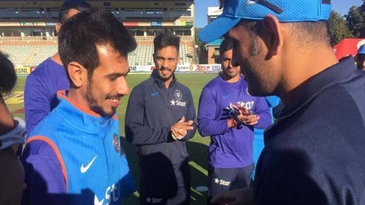 चहल को वनडे कैप देते धोनी (BCCI)