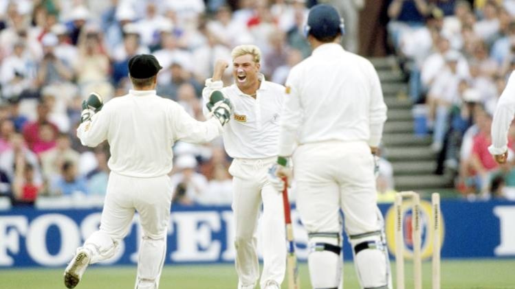 माइक गेटिंग को बोल्ड करने के बाद शेन वॉर्न