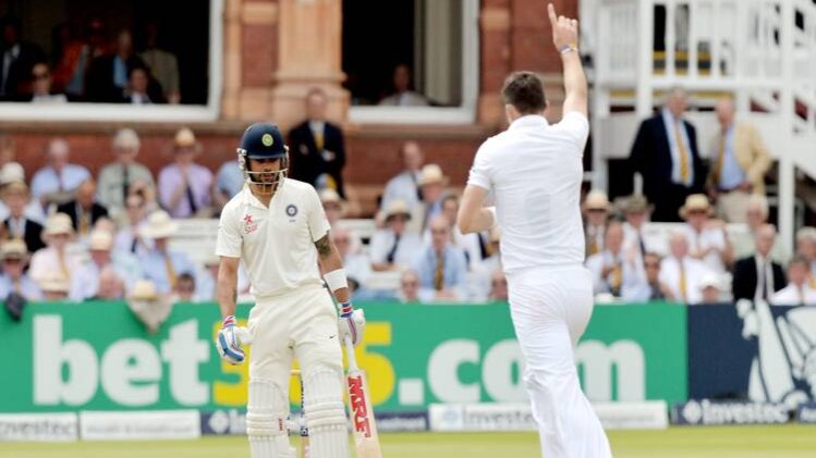 विराट कोहली को आउट करते जेम्स एंडरसन