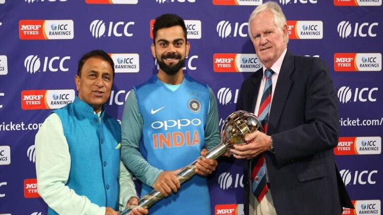 ICC टेस्ट चैंपियनशिप की गदा कोहली को सौंपते हुए गावस्कर और पोलाक