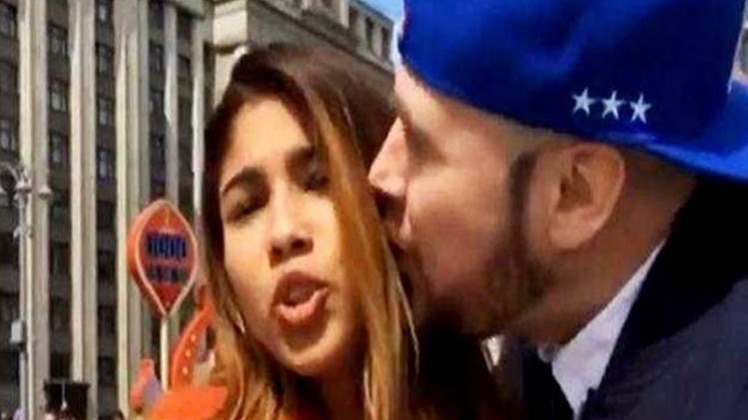 महिला रिपोर्टर से बदसलूकी करता शख्स