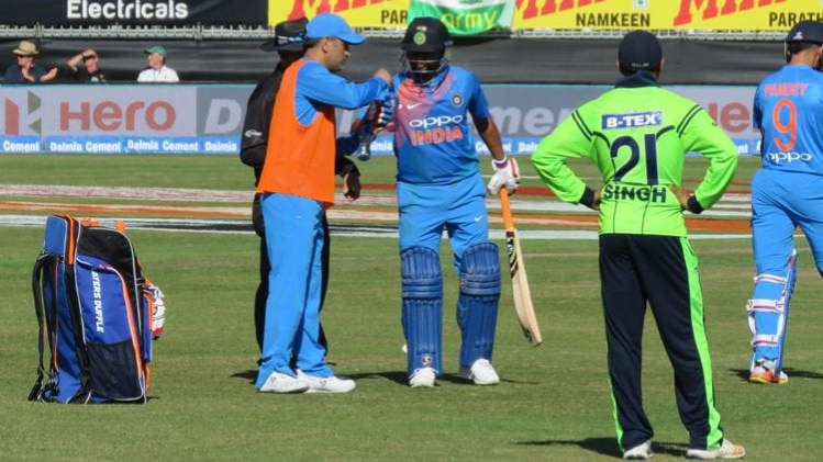 रैना को पानी पिलाते धोनी 