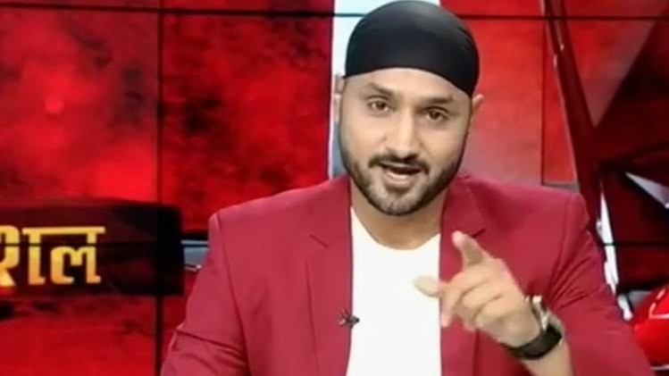 आजतक के मंच पर गेस्ट एंकर के रूप में हरभजन