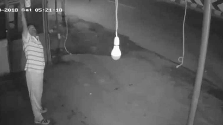 CCTV में कैद हुई बल्ब चोरी की घटना