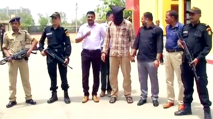 मुंबई बम धमाकों के बाद का एक दृश्य