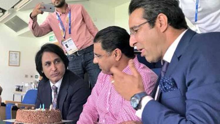 रमजान में वकार के केक काटने पर हुई आलोचना, मांगी माफी