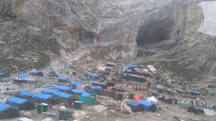 अमरनाथ यात्रा के पहले दिन पवित्र गुफा के पास मौसम बिगड़ गया है.