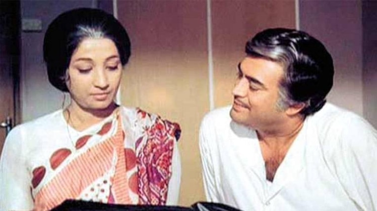 आंधी के एक सीन में सुचित्रा सेन और संजीव कुमार 