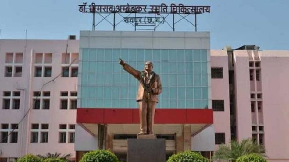 रायपुर के सबसे बड़े सरकारी अस्पताल में डॉक्टरों-मरीजों के बीच हाथापाई - raipur chhattisgarh doctor hospital patient - AajTak