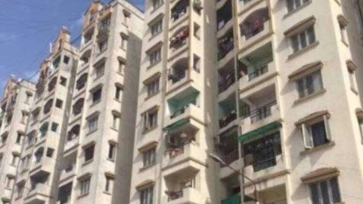 इसी इमारत से गिरी थी बच्ची