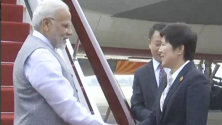 एयरपोर्ट पर पीएम मोदी का स्वागत