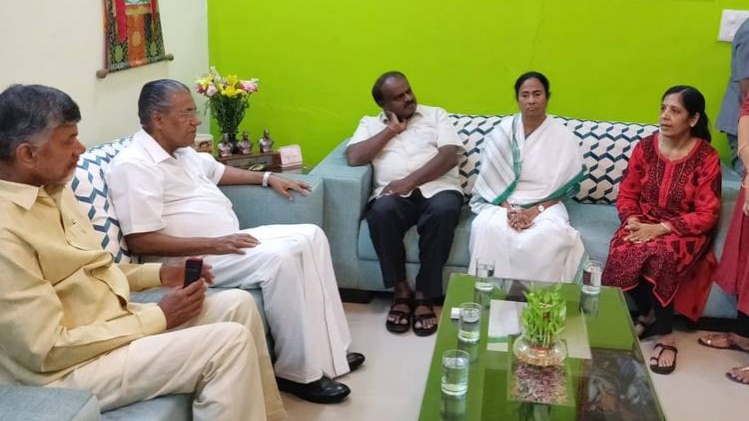 अरविंद केजरीवाल की पत्नी से मिलने पहुंचे चार राज्यों के मुख्यमंत्री. 