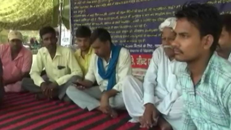 113 दिनों से धरने पर बैठे थे दलित
