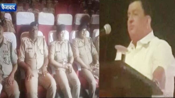 प्रवचन सुनते पुलिसवाले 