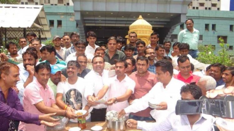 सूरत में पकौड़ा देते कारोबारी 