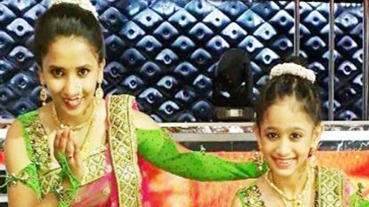 जिया ठाकुर (दाएं)