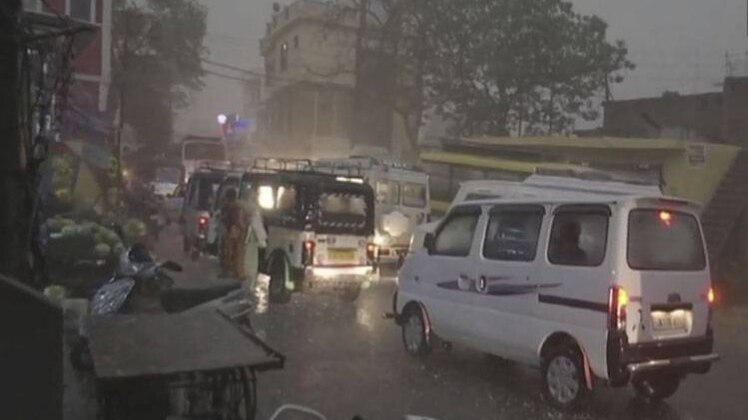 बारिश के दौरान अंधेरा छाया 