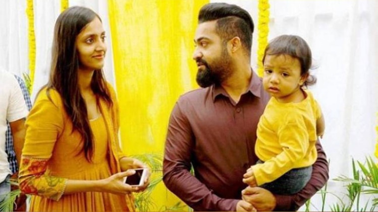 जूनियर NTR अपनी पत्नी लक्ष्मी और पहले बेटे के साथ