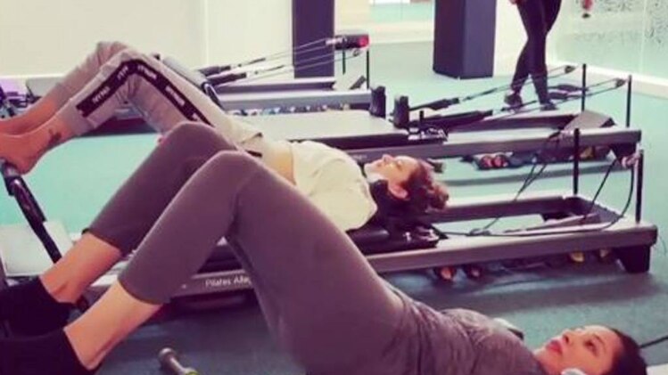 सोफी चौधरी और कंगना रनौत एक्सरसाइज करती हुईं