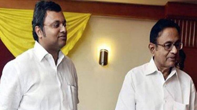 पिता पी. चिदंबरम के साथ कार्ति चिदंबरम