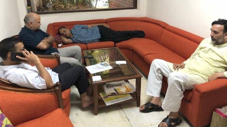 एलजी दफ्तर में केजरीवाल और उनके मंत्री