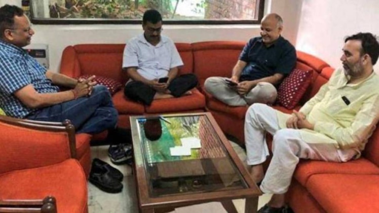धरने पर बैठे दिल्ली के सीएम अरविंद केजरीवाल और उनके 3 मंत्री 
