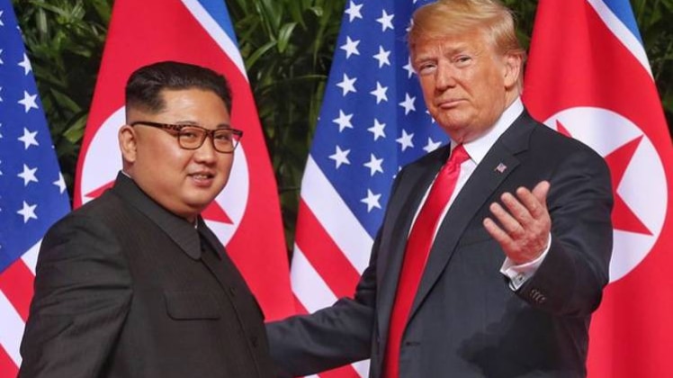 सिंगापुर में किम जोंग उन के साथ डोनाल्ड ट्रंप