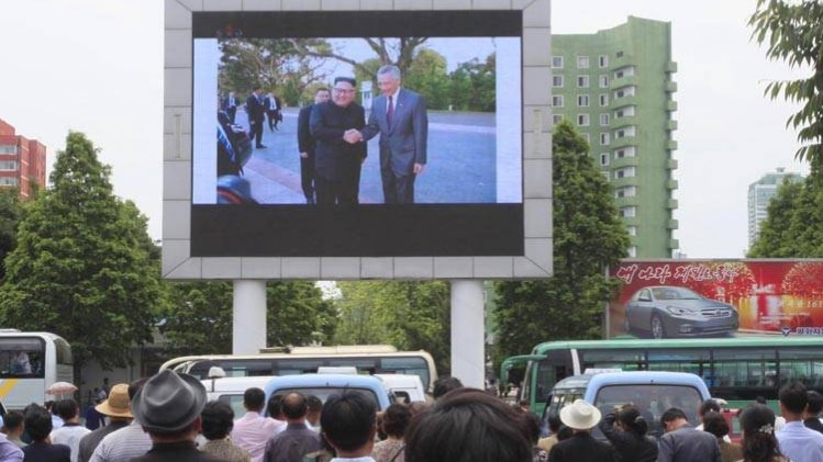 रेलवे स्टेशन पर लगी स्क्रीन पर दिखाई गई किम की खबर