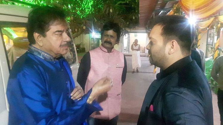 तेजस्वी से बात करते शत्रुघ्न सिन्हा, उनके पीछे लालू को देखा जा सकता है. (फाइल)