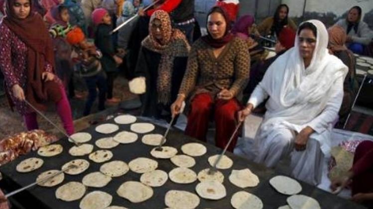 धार्मिक संस्थानों ने पूछा 5 हजार से कम लोगो को खाना खिलाना क्या मानव सेवा नहीं ?