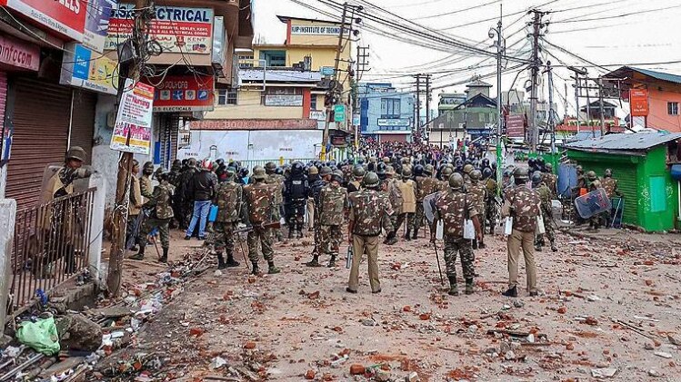 शिलॉन्ग में हिंसक हुई भीड़ 