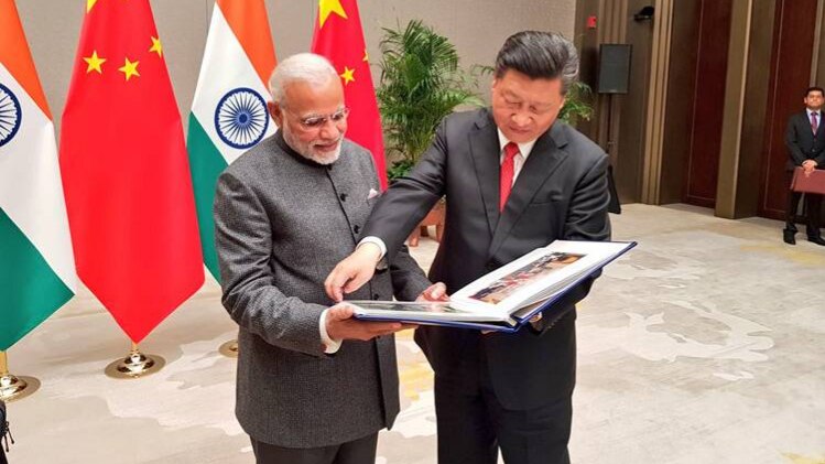 क्विंगदाओ में पीएम मोदी और शी जिनपिंग