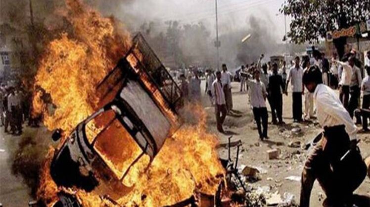 गुजरात दंगे की एक तस्वीर (फाइल फोटो)
