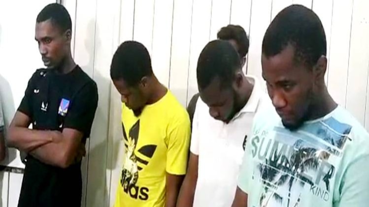 सोशल मीडिया पर महिलाओं को प्रेम जाल में फंसाता था यह गिरोह