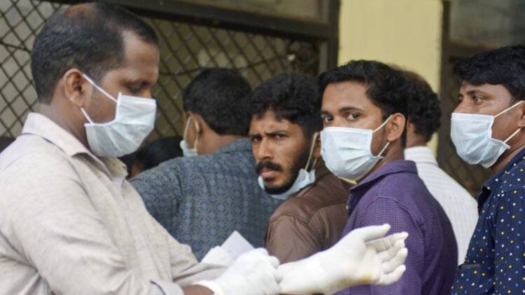 संक्रमण से बचने के लिए मास्क पहने मरीज