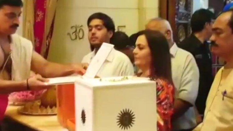 सिद्घ‍ि विनायक मंदिर में नीता अंबानी और उनके बेटे अनंत.  (PHOTO: ANI)