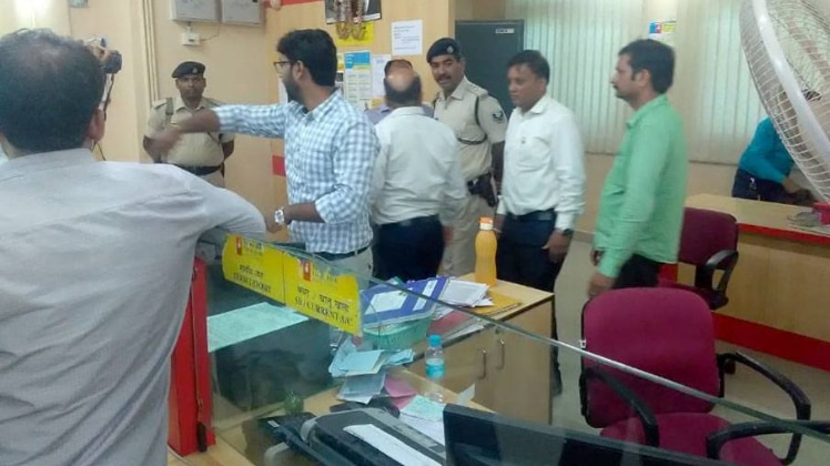 पुलिस आरोपियों की तलाश में जुट गई है