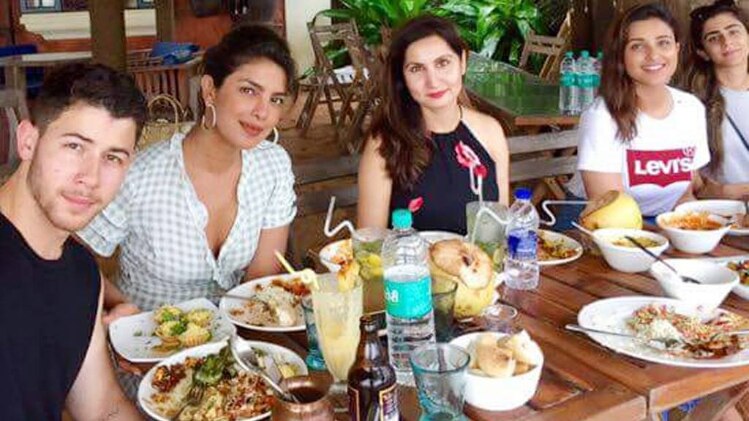 गोवा में लंच करते प्रियंका चोपड़ा , निक जोनस, परिणीति चोपड़ा