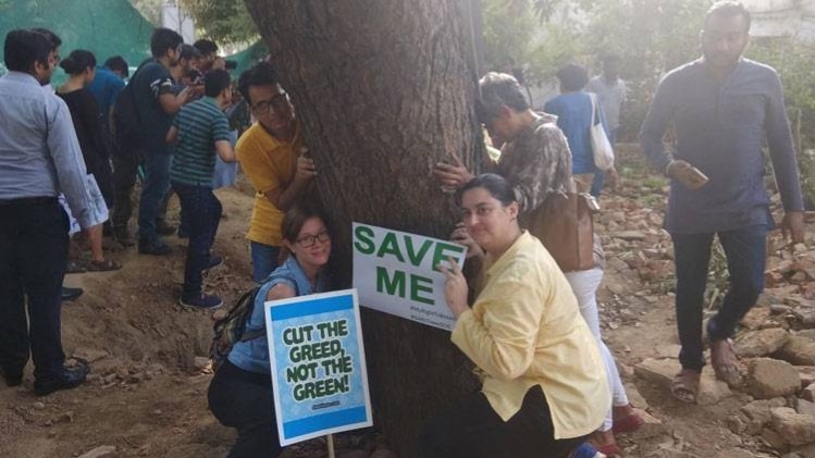 दिल्ली में पेड़ काटने का विरोध कर रहे हैं लोग