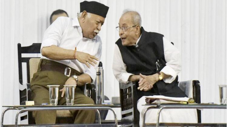 मोहन भागवत के साथ प्रणब मुखर्जी 